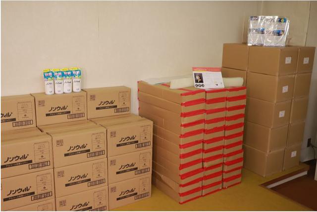 画像: 渡邉からの寄付品が収納された段ボール箱