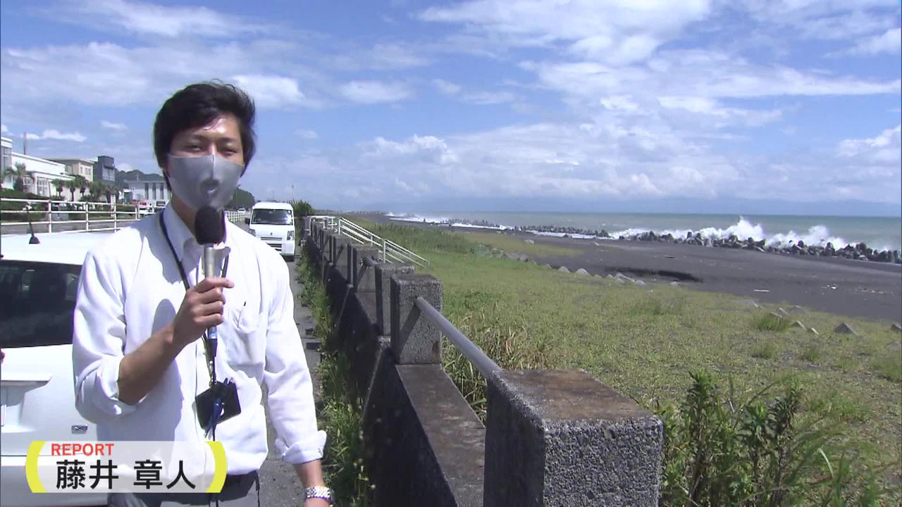 画像: 静岡市の海岸では、６日正午過ぎの時点で高波が見られた。