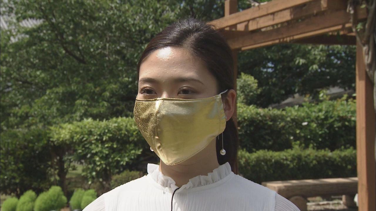 画像: 金のマスクをつけた松田アナ