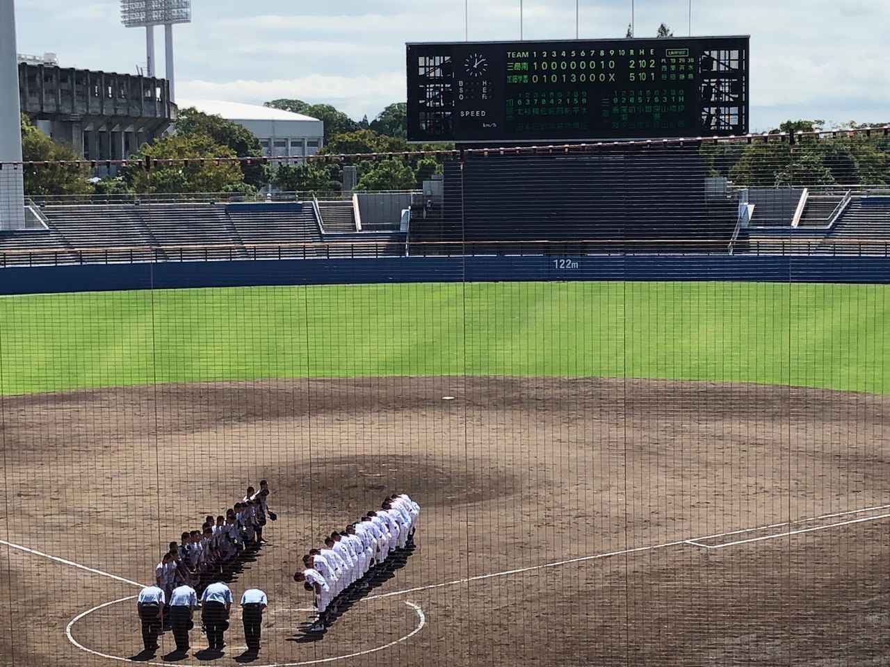 画像: 試合終了で整列する加藤学園と三島南の選手たち