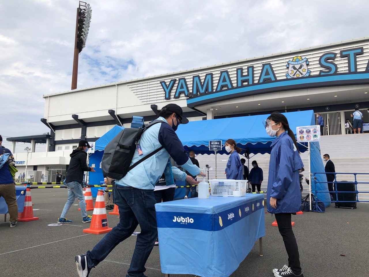 画像: ８日のホーム愛媛FC戦前に手を消毒するジュビロ磐田サポーター