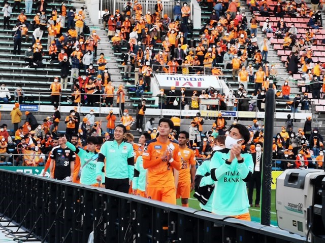 画像: 試合後、観客の声援に拍手で応じるJ1清水の選手たち