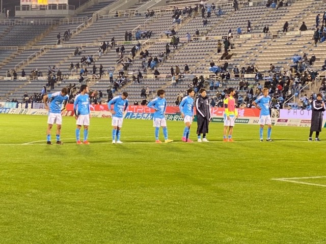 画像: 試合後、スタンドのサポーターにあいさつするジュビロ磐田の選手たち
