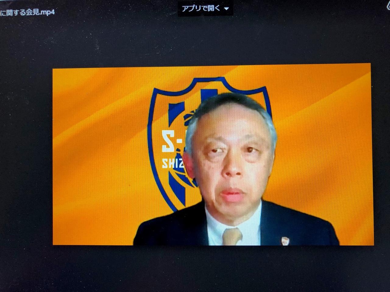 画像: リモート会見でJ1清水の来季新監督、ロティ―ナ氏について説明する大熊GM