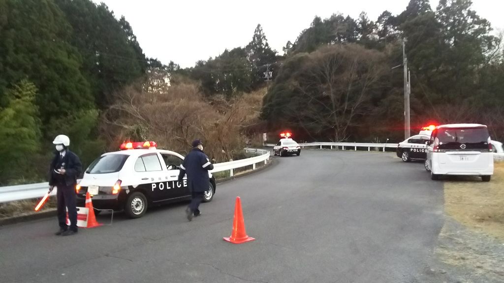 画像: 現場付近を規制する警察官　静岡県島田市