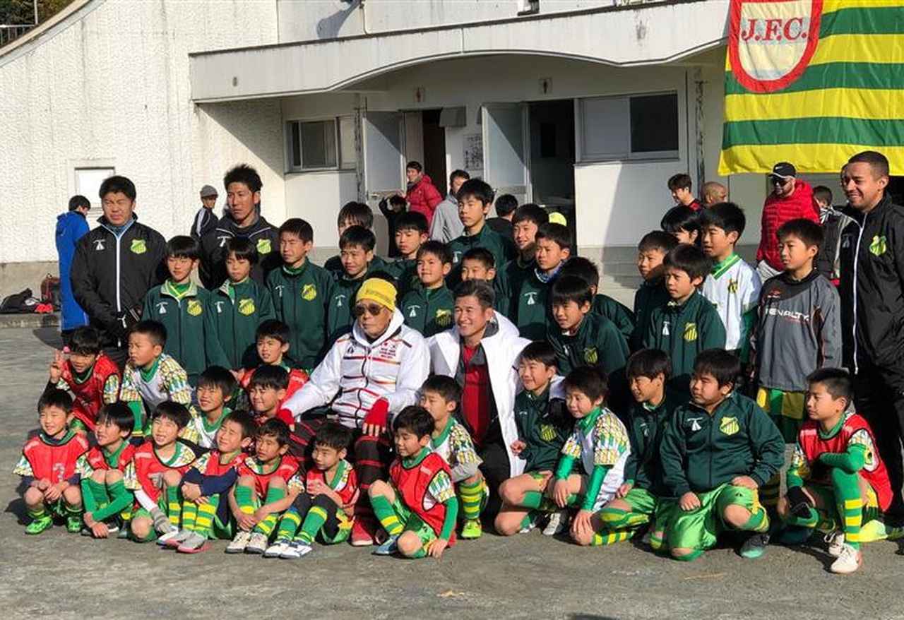 画像: 2020年1月2日に行われた静岡城内FCの初蹴りには、カズ（中央）も参加して記念撮影