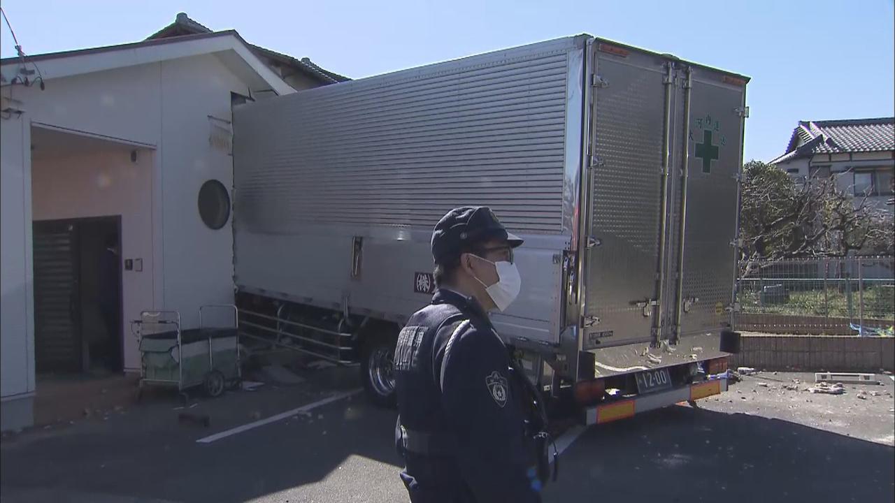 画像1: 子どもの泣き声響く…保育園にトラックが突っ込む　静岡市清水区