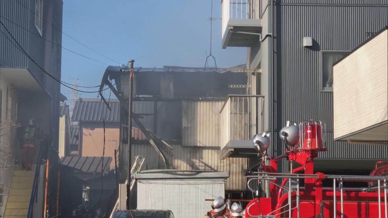 画像: 木造住宅ほぼ全焼、近隣４棟にも延焼　1人が死亡　静岡市清水区