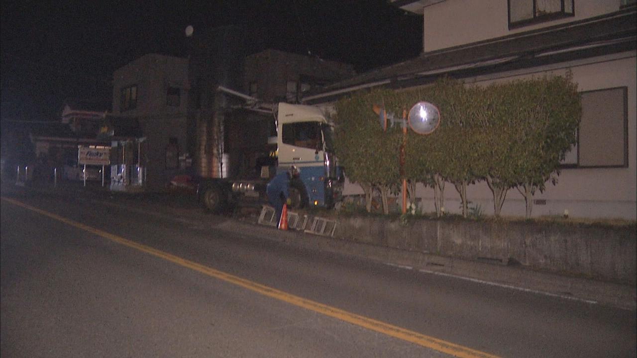 画像: 住宅にトラクターが突っ込む事故　静岡・富士市　住人にけがはなし