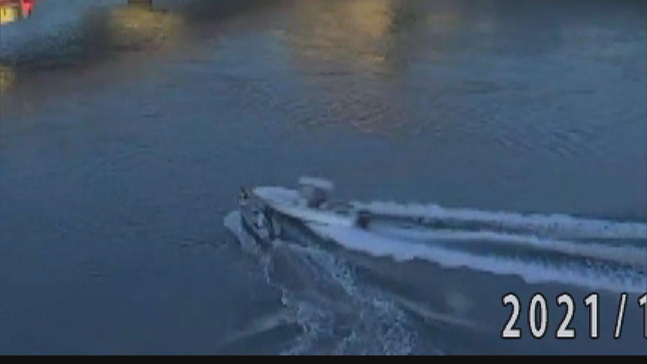 画像: 【カメラに衝突の瞬間】小型船同士が衝突…１隻が転覆し投げ出された３人が重軽傷　浜松市・浜名湖 youtu.be