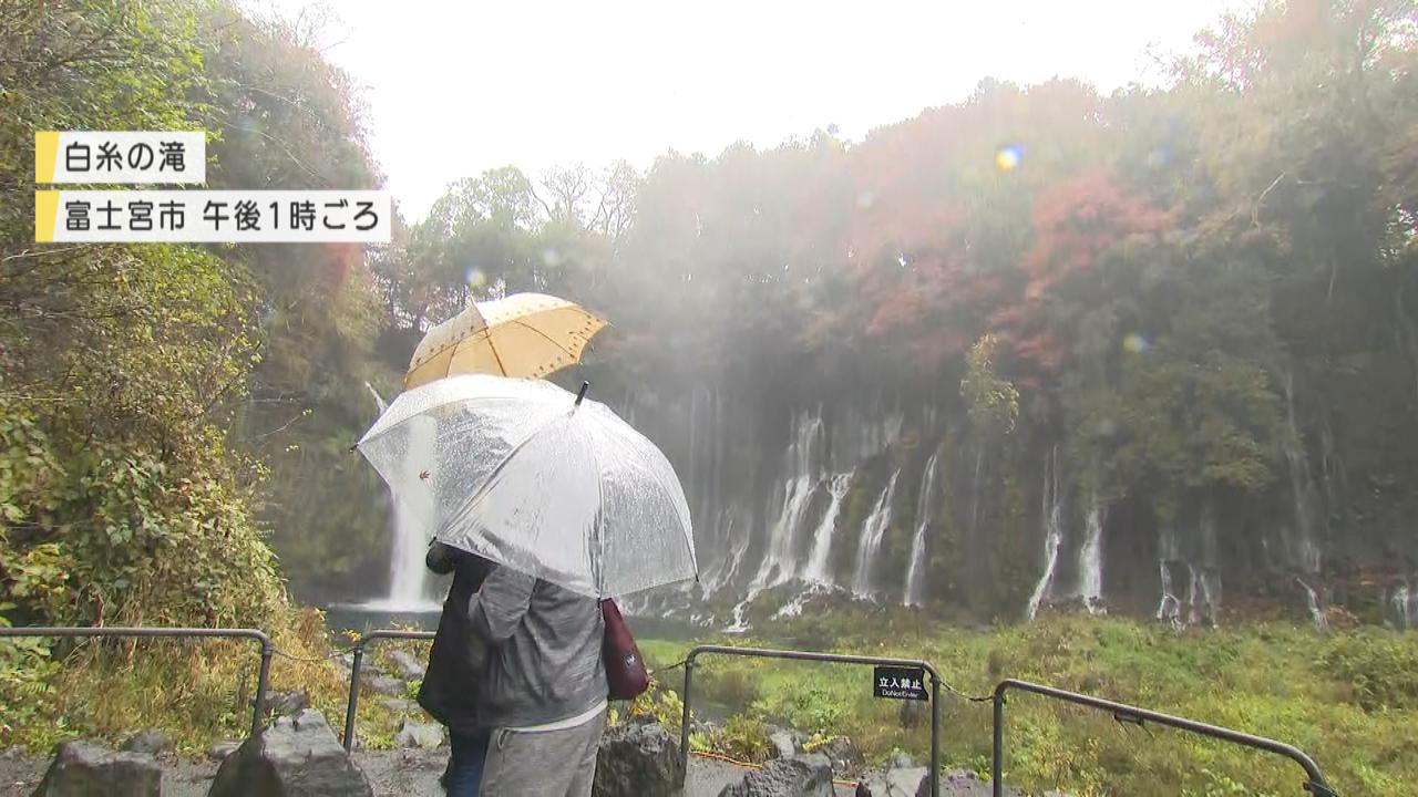 画像1: 白糸の滝で紅葉見ごろ　団体客も回復傾向　静岡県富士宮市