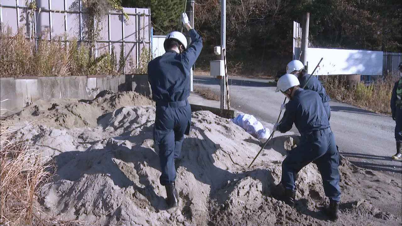 画像: 消防×警察で合同訓練　土砂の中から要救助者を助け出す　熱海土石流災害の教訓を受け　静岡・菊川市 youtu.be