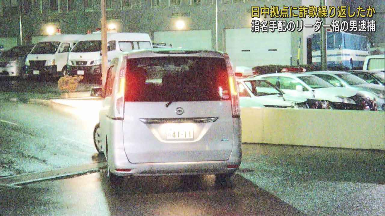 画像: 磐田警察署に入る容疑者