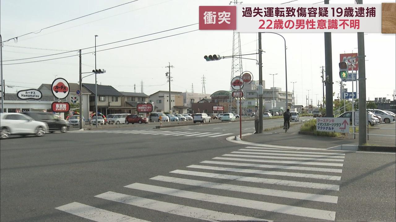 画像: 乗用車とバイクが衝突事故　バイクの男性が意識不明の重体　乗用車を運転していた19歳の少女を逮捕　浜松市