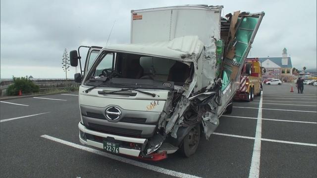 画像: 「ぼんやりしていた」…トラックが信号機に衝突する事故　運転手にけがはなし　静岡・伊東市 youtu.be