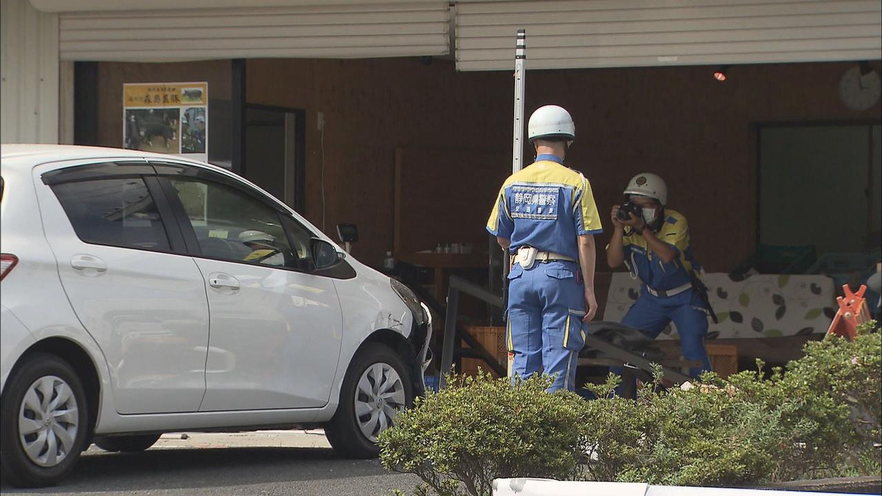 画像: 右折しようとしてそのまま直進…76歳女性運転の車が惣菜店に突っ込む　客の大学生がけが　浜松市