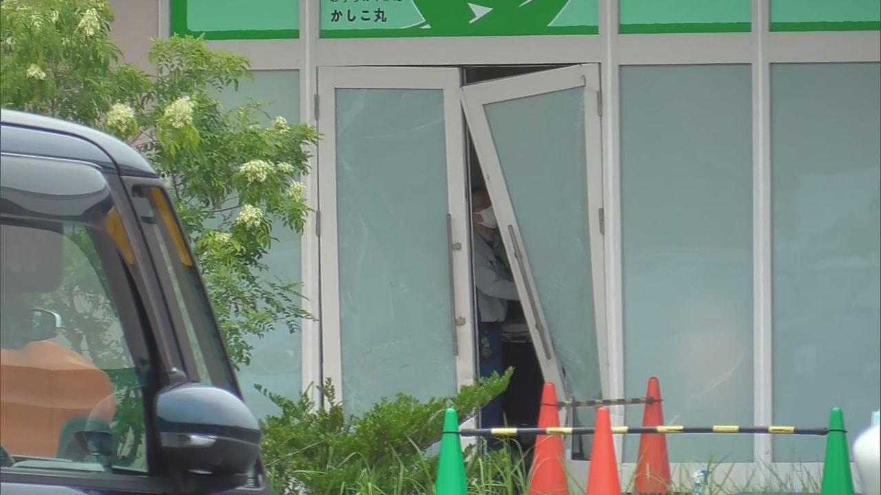 画像: 【速報】軽乗用車が男女2人をはね店舗に突っ込む　はねられた女性が意識不明の重体　浜松市