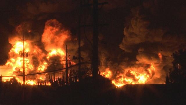 画像: プラスチック加工工場で火事　工場1棟と倉庫2棟が全焼か　静岡・磐田市 youtu.be