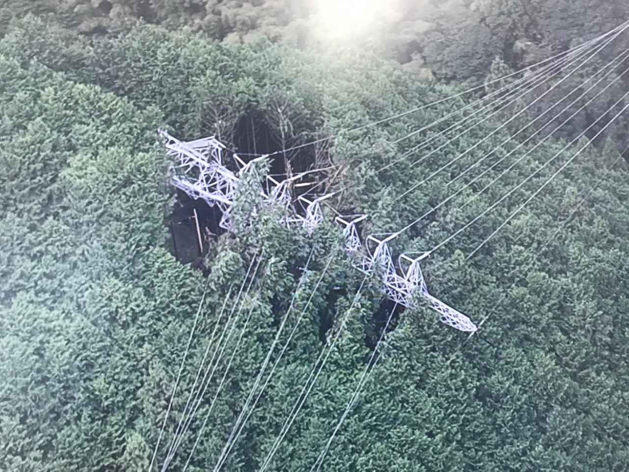 画像: 倒れた送電線の鉄塔