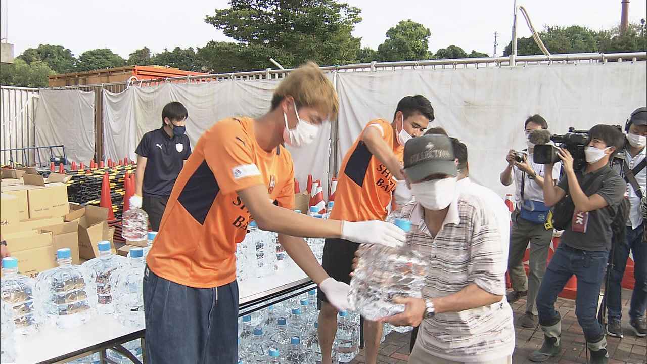 画像2: 「少しでも力になれれば…」　清水エスパルスの選手らが市民に飲用水を提供　アイスタで１本ずつ手渡し