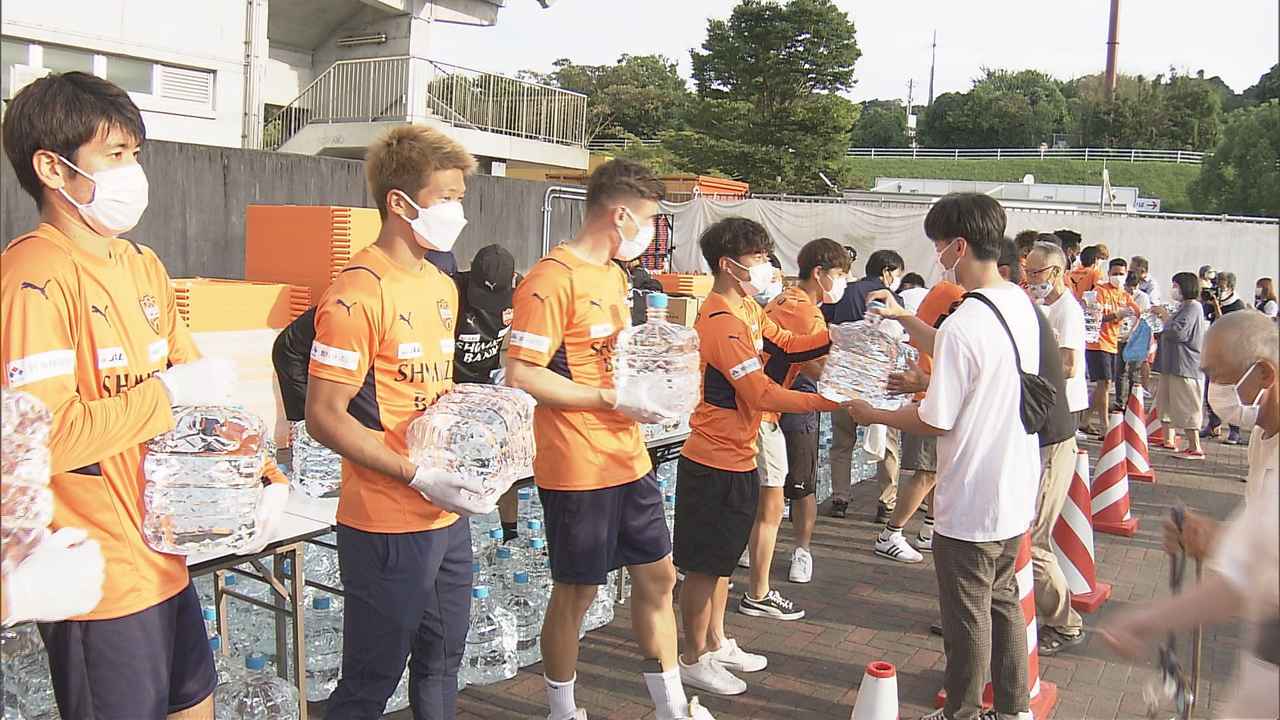 画像1: 「少しでも力になれれば…」　清水エスパルスの選手らが市民に飲用水を提供　アイスタで１本ずつ手渡し