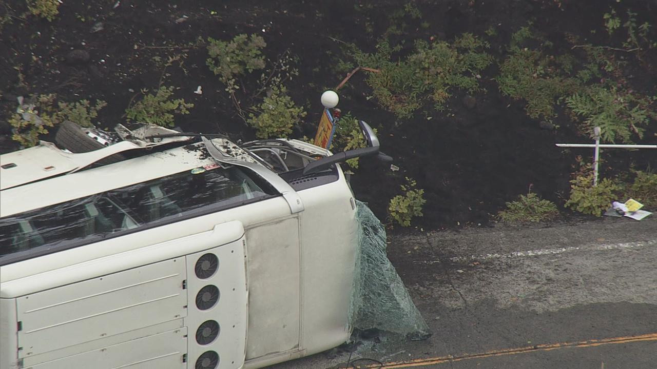 画像: 【続報】観光バス横転事故…女性1人死亡、3人重傷　静岡・小山町