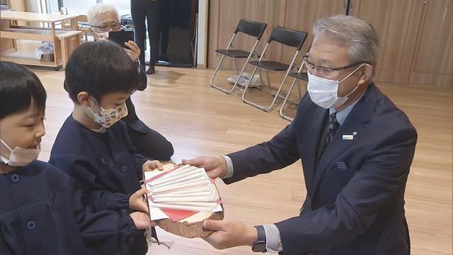 画像: ヒノキの間伐材から名入りの「マイ箸」　静岡・長泉町の4歳児にプレゼント youtu.be