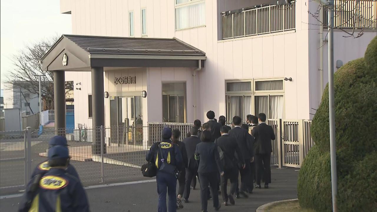 画像: 園の家宅捜索に入る捜査員　4日午前8時