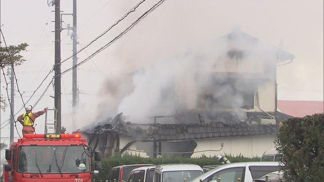 画像: 浜松市で住宅全焼 焼け跡から遺体が見つかる　高齢男性と連絡つかず youtu.be