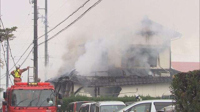 画像: 13日午後1時30分現在　浜松市南区で住宅火災いまだ鎮火せず　高齢の男性行方不明 youtu.be