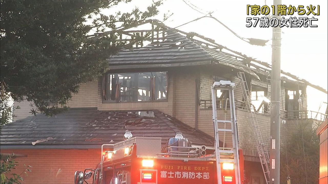 画像: 未明に住宅全焼する火災　主婦が死亡　静岡・富士市