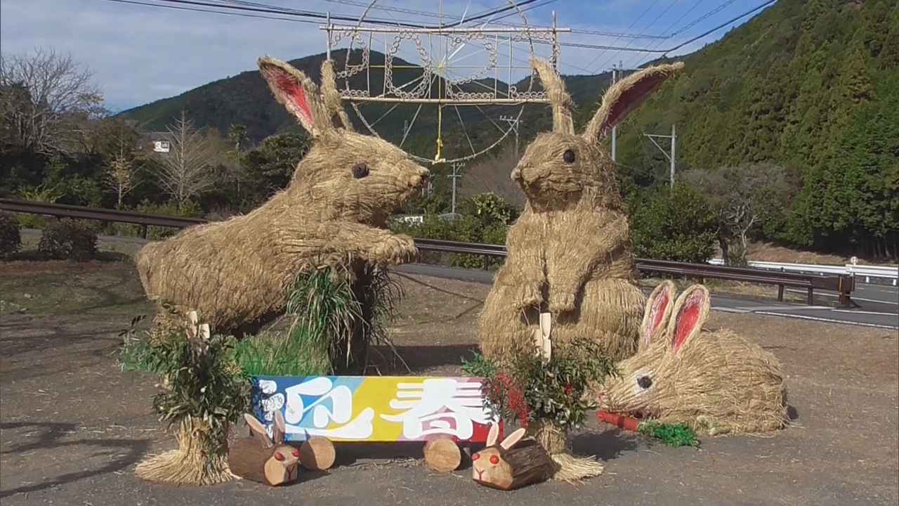 画像: 親子の「ジャンボウサギ」…お父さんお母さんは高さ3・8メートル　地域おこしグループが間伐材や竹、わらで製作　静岡・島田市