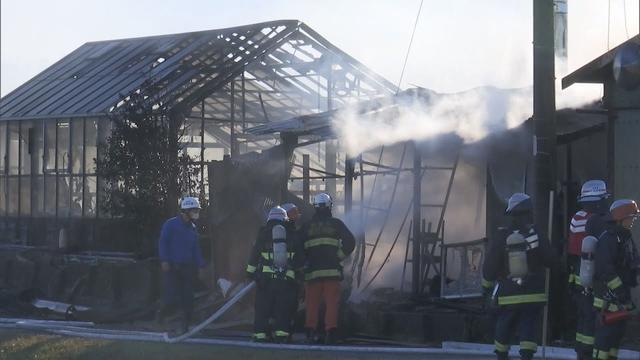 画像: 農業用倉庫と温室ハウスの一部を焼く火事　静岡・磐田市 youtu.be