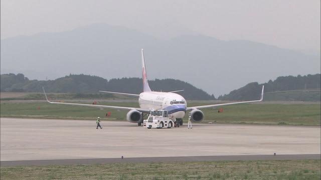 画像: 静岡空港国際便2年11カ月ぶりに再開　静岡空港と韓国・仁川空港を結ぶチャーター便を運航 youtu.be