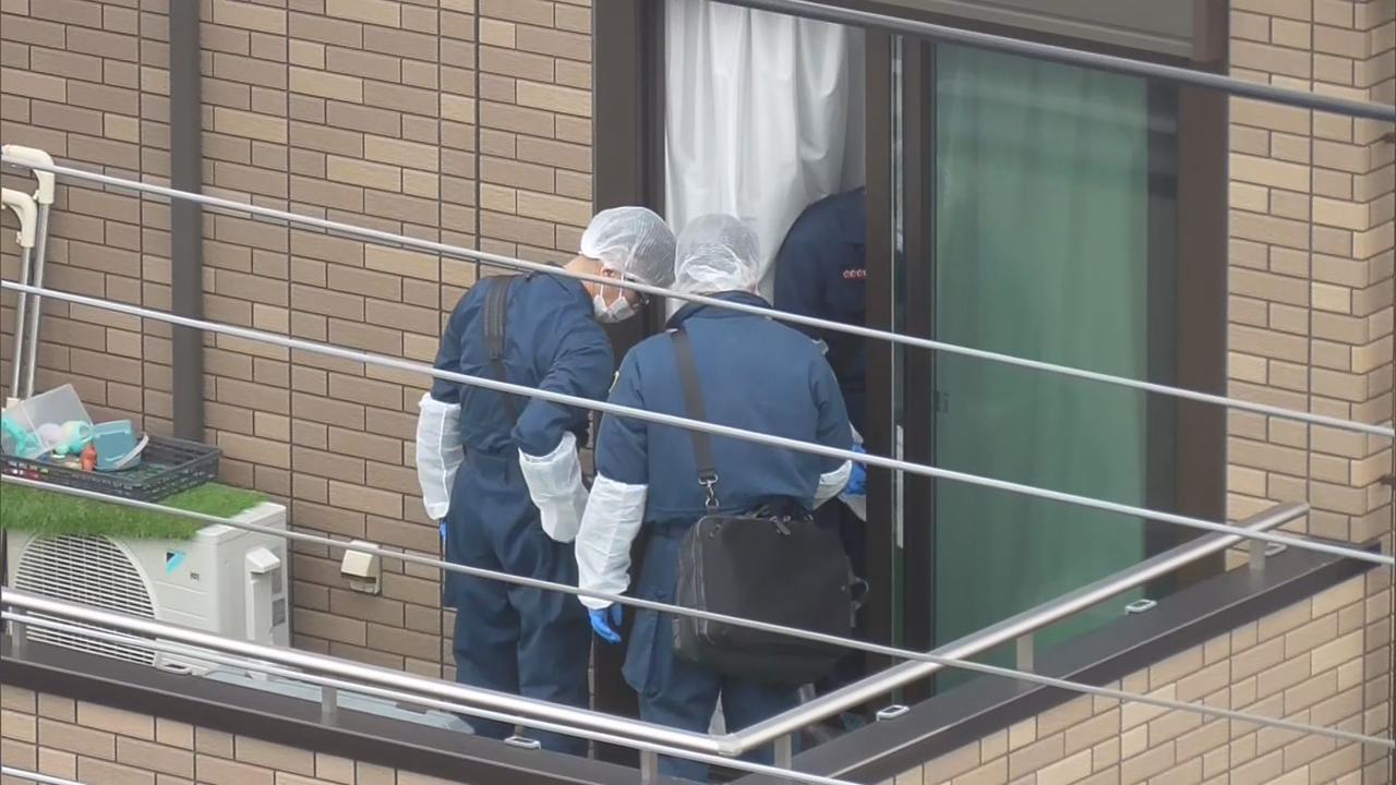 画像: 女性の遺体が見つかった男の自宅を調べる警察官　静岡・沼津市