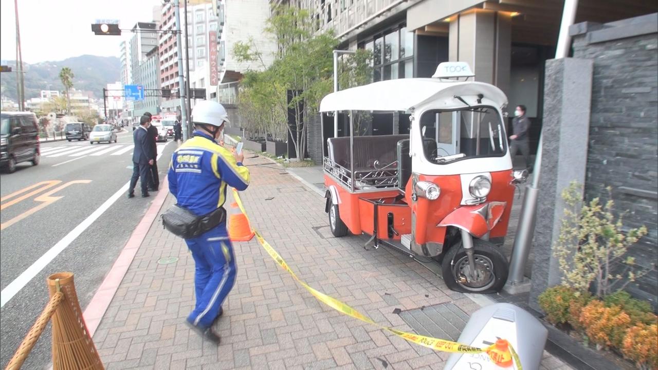 画像: 「トゥクトゥク」が歩道に乗り上げて3人はねる…10代男性が重体　運転の大学生「ハンドルを取られた」　静岡・熱海市