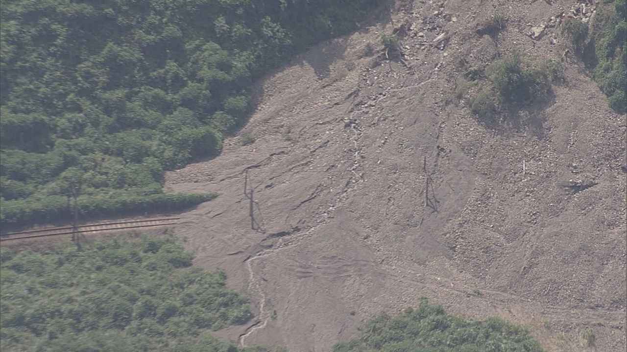 画像: 土砂に埋まった線路