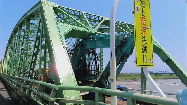 画像: トラックの荷台に積んだ作業機械が橋の鉄骨に挟まり立往生　現場は大渋滞　静岡・富士市 youtu.be