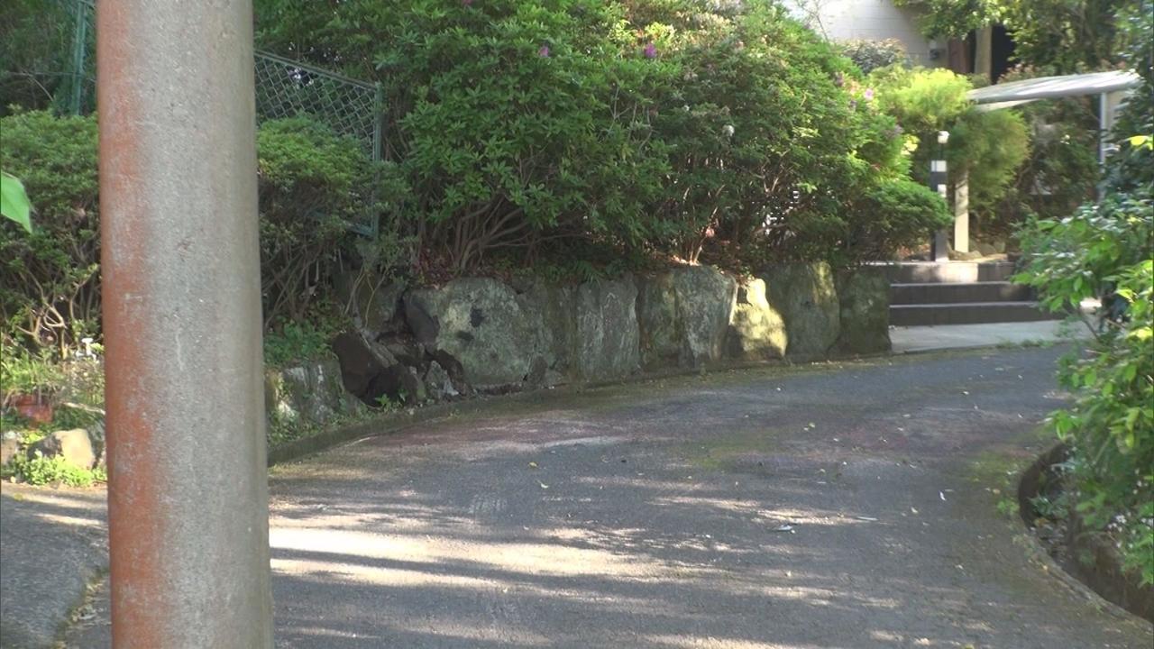 画像: 軽乗用車が横転し乗っていた男女４人が死傷　静岡県伊東市