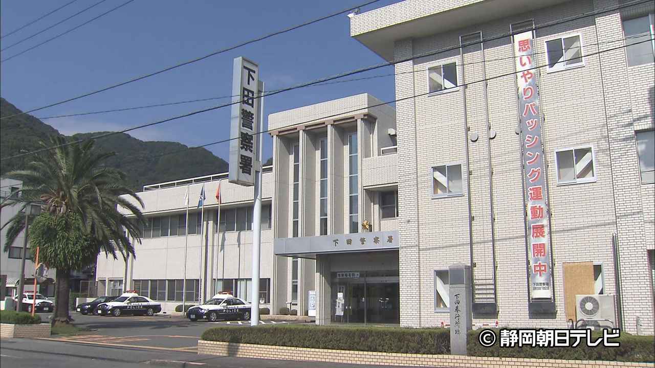 画像: 留置施設で警察官の髪の毛引っ張ったか…78歳の自称・デザイナー現行犯逮捕　「マスクは引っ張ったが髪の毛はつかんでいない」　静岡・下田警察署