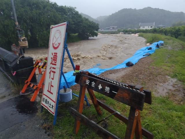 画像: 増水した磐田市の敷地川