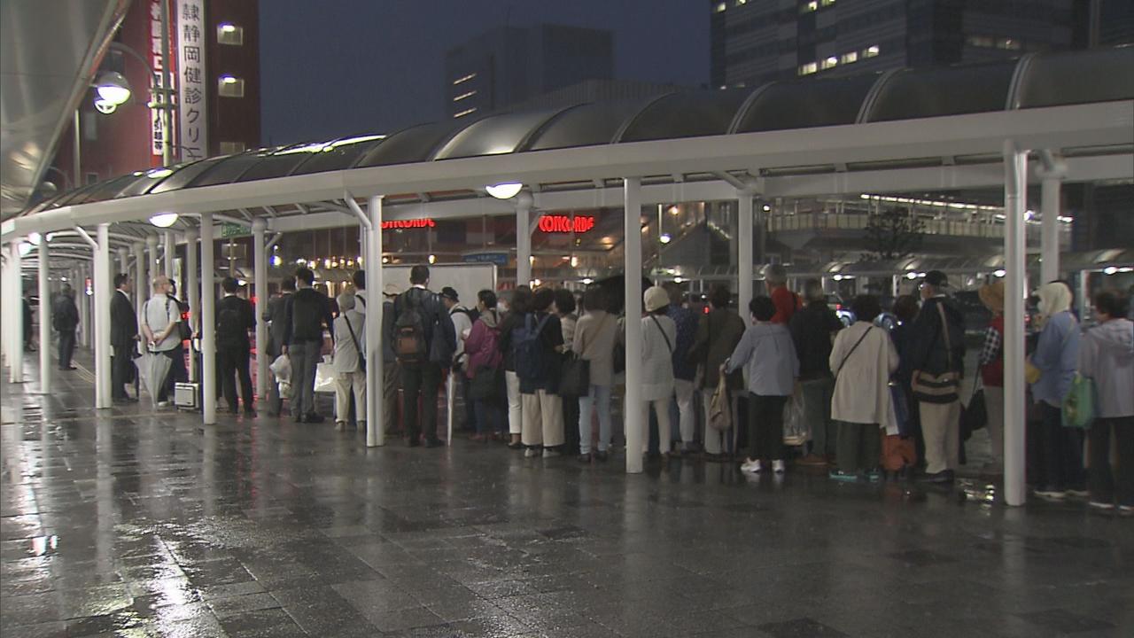 画像: 静岡駅前のタクシー待ちの列