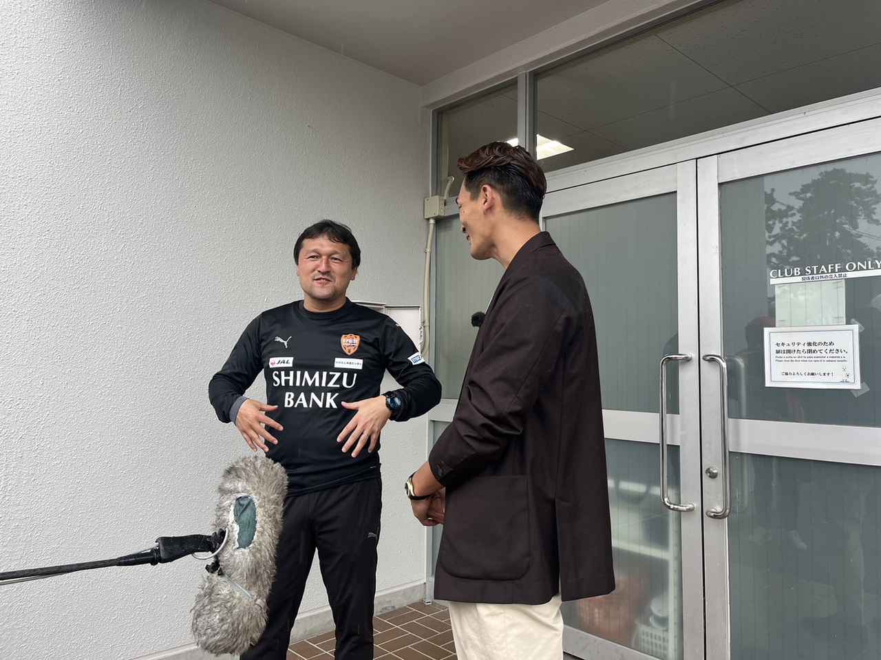 画像: 秋葉忠宏監督と槙野さん