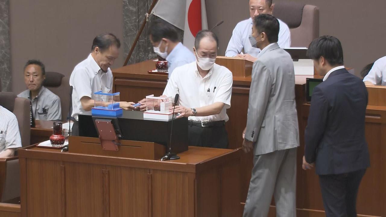 画像: 投票する県議　13日午前0時40分ごろ