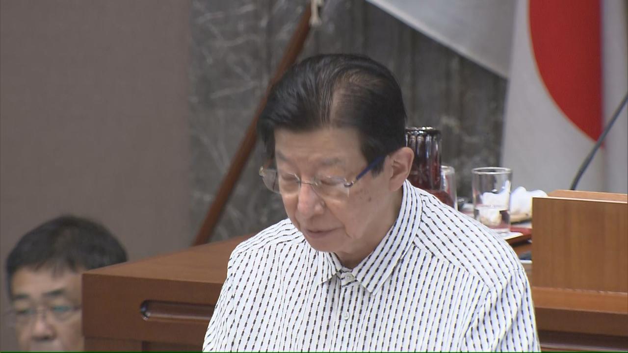 画像: 議会で発言する川勝知事　12日