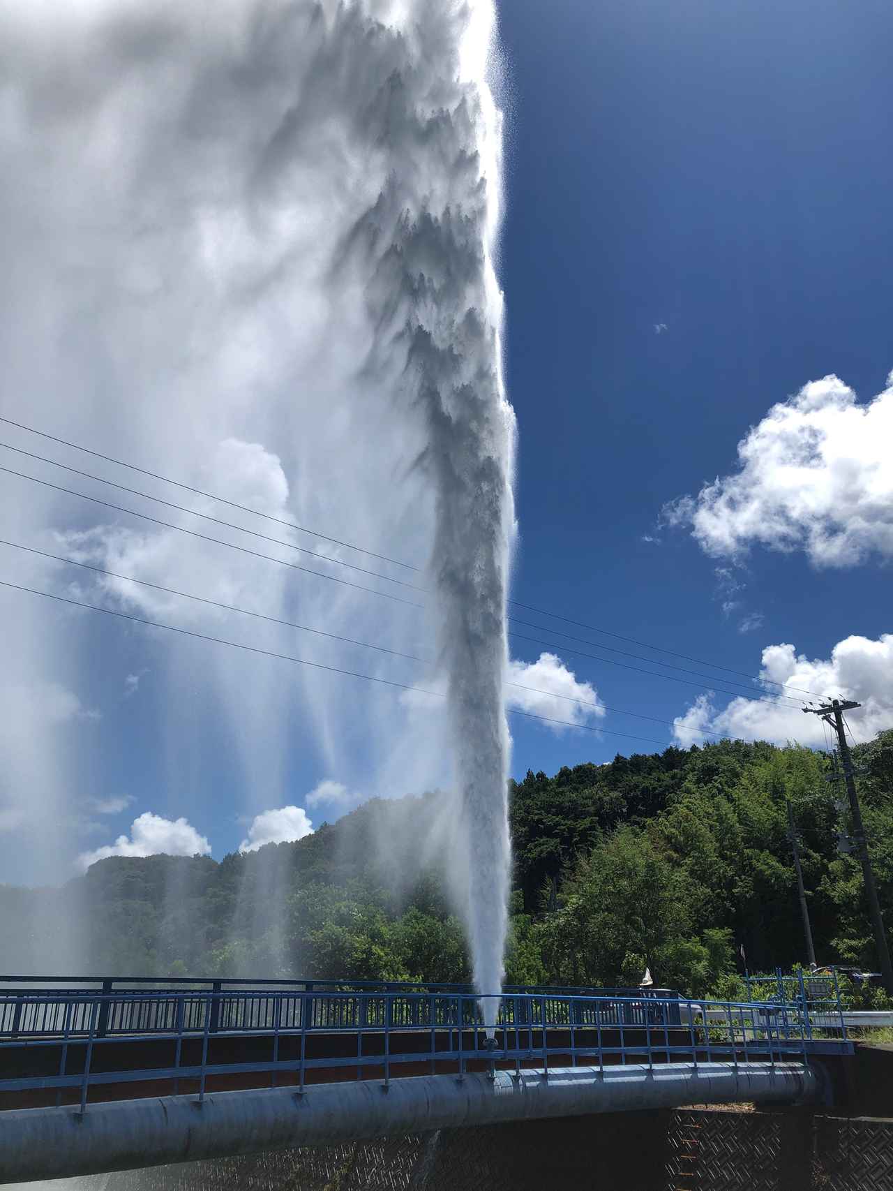 画像: 漏水事故で水柱が