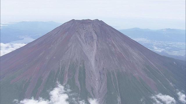 画像: 1人で富士登山をしていた男性(62)が突然倒れ、静岡県警の山岳救助隊に救助されたものの意識不明の重体