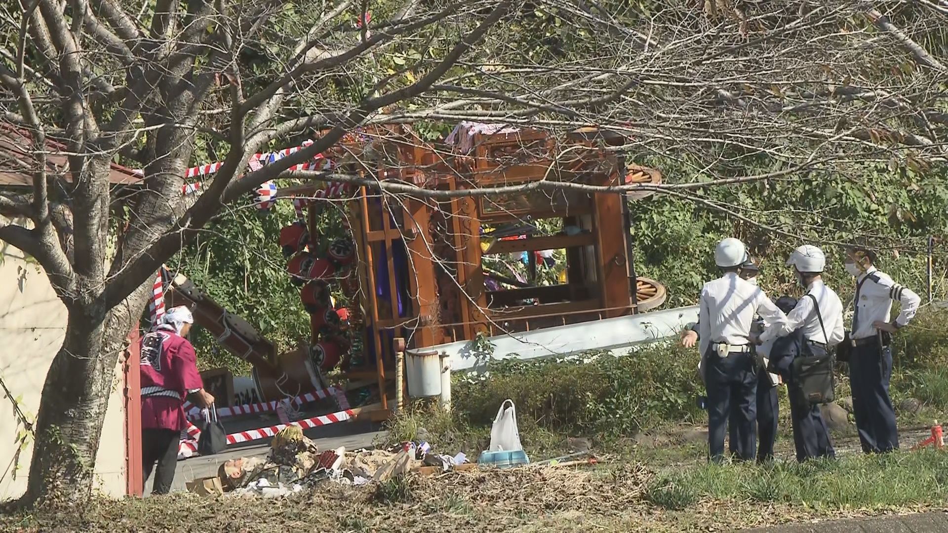 横転した山車