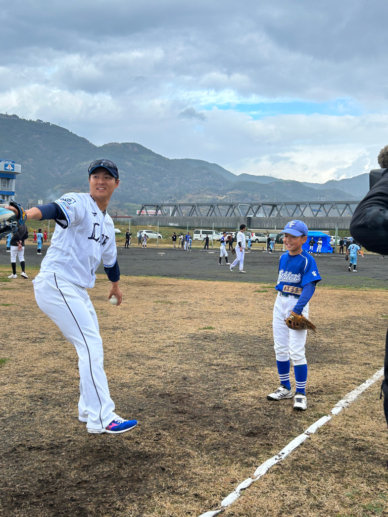 子どもたちを指導する鈴木将平選手