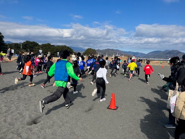 砂浜は足が前に進まない